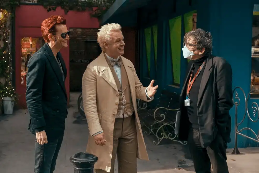 Michael Sheen i David Tennant parlant amb Neil Gaiman al set de Good Omens