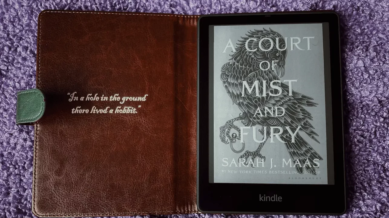 Kindle amb la portada de A court of Mist and Fury, una novel·la de Romantasy