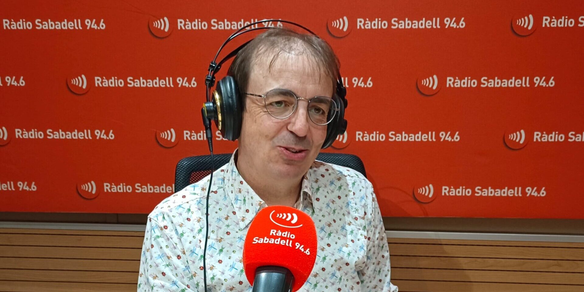 Joan Roca Navarro, autor de "Sota el Fang", sent entrevistat a l'estudi de Ràdio Sabadell